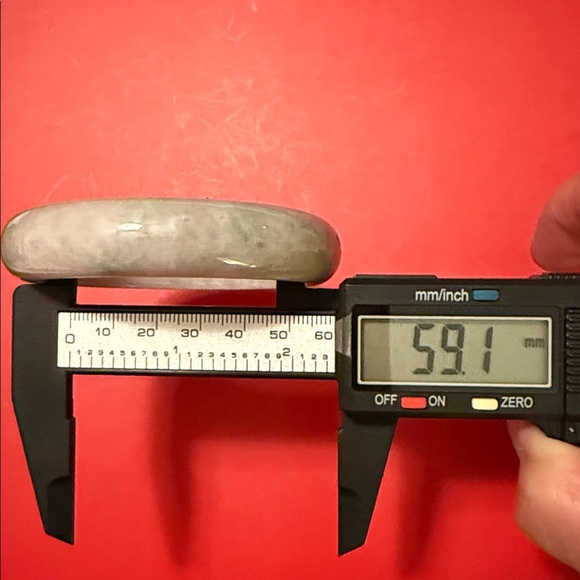 Elegant Burmese Jade Bangle Bracelet - Picture 3 of 3